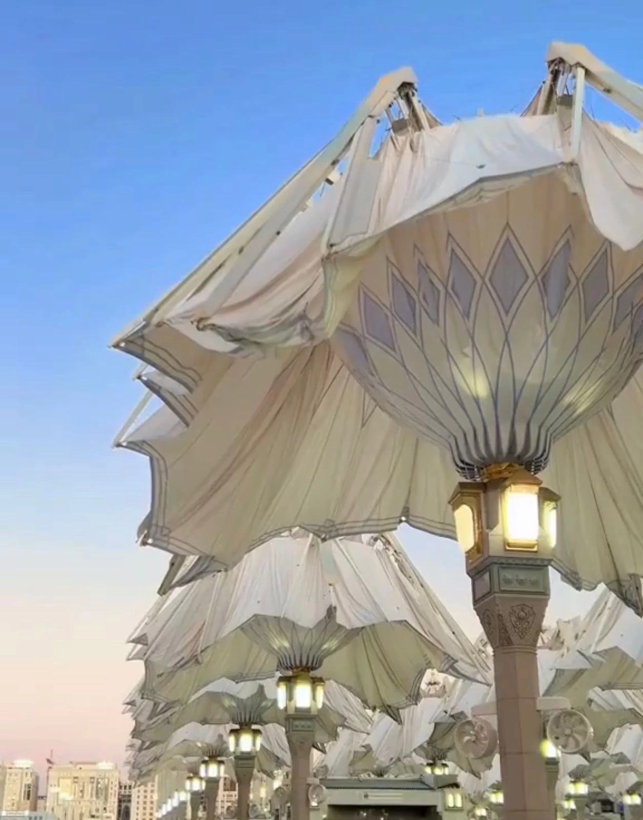 مظلات المسجد النبوي: مزيج من التصميم الإبداعي والوظائف الواقية