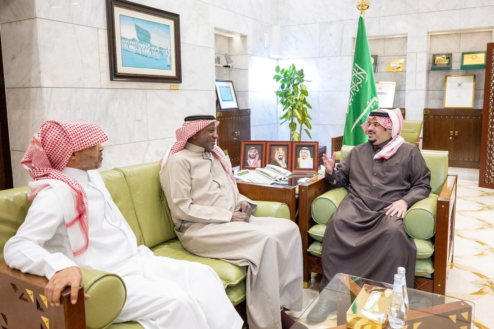 نائب أمير الرياض رئيساً فخرياً لجمعية أصدقاء لاعبي كرة القدم