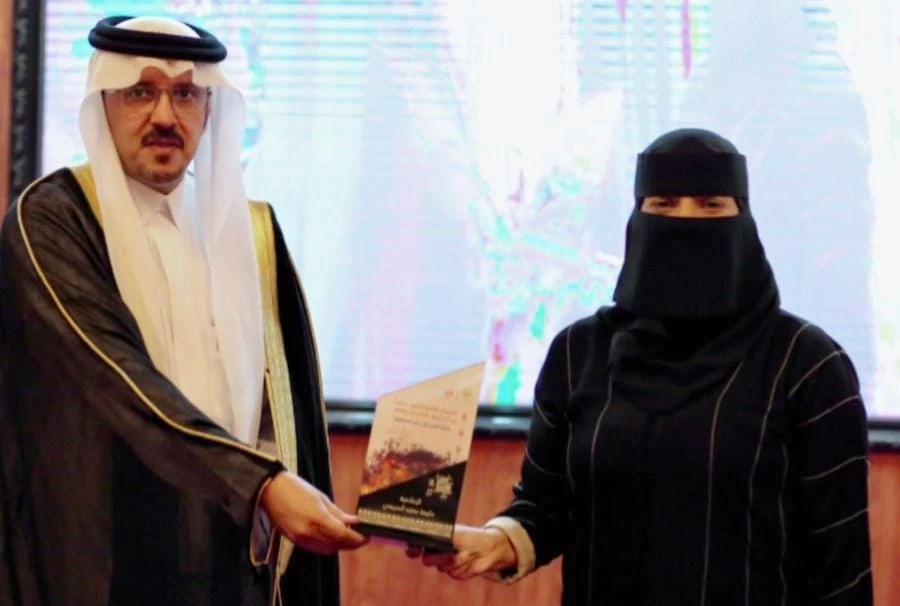 محافظ رجال ألمع يكرم " حليمة السريعي 