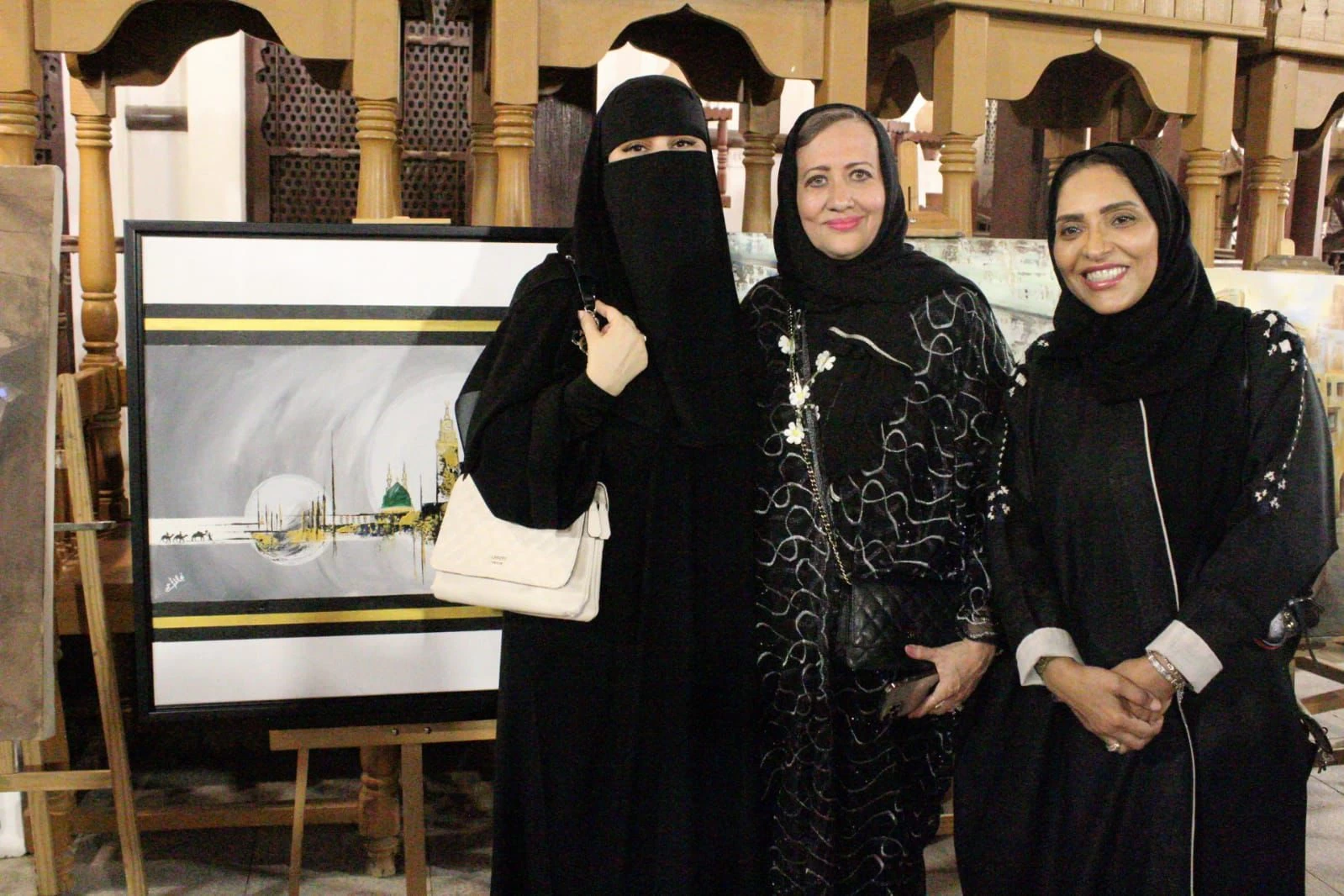 الدكتورة والمدربة والفنانة التشكيلية نجلاء أحمد تحلق في معرض المتاحف العالمية التابع للتناغم فن