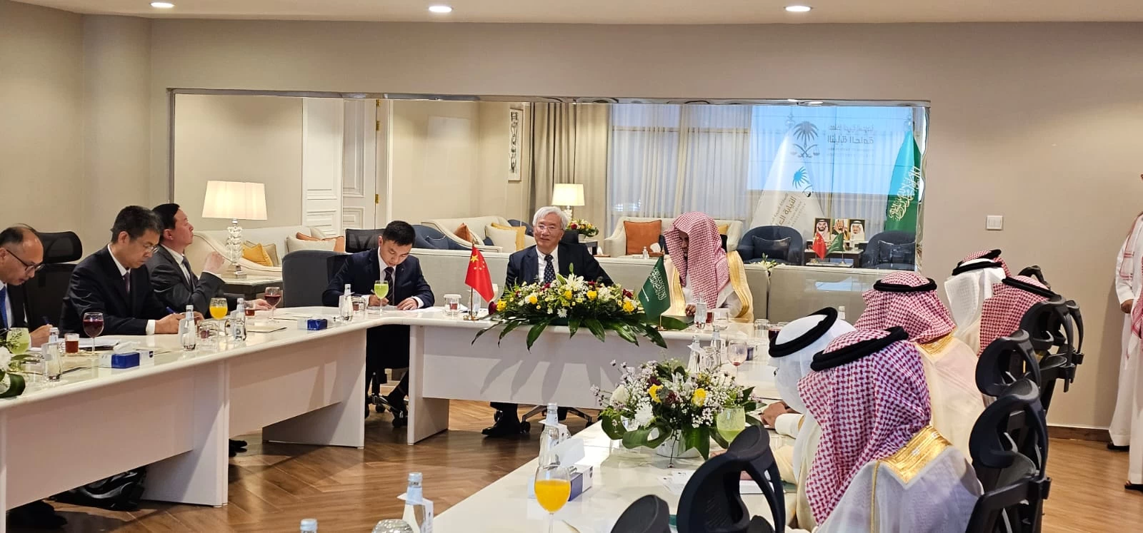 النائب العام يلتقي بمكتبه بجدة عضو اللجنة الدائمة المعنية بالمراقبة والتفتيش والقضاء على الفساد الصيني