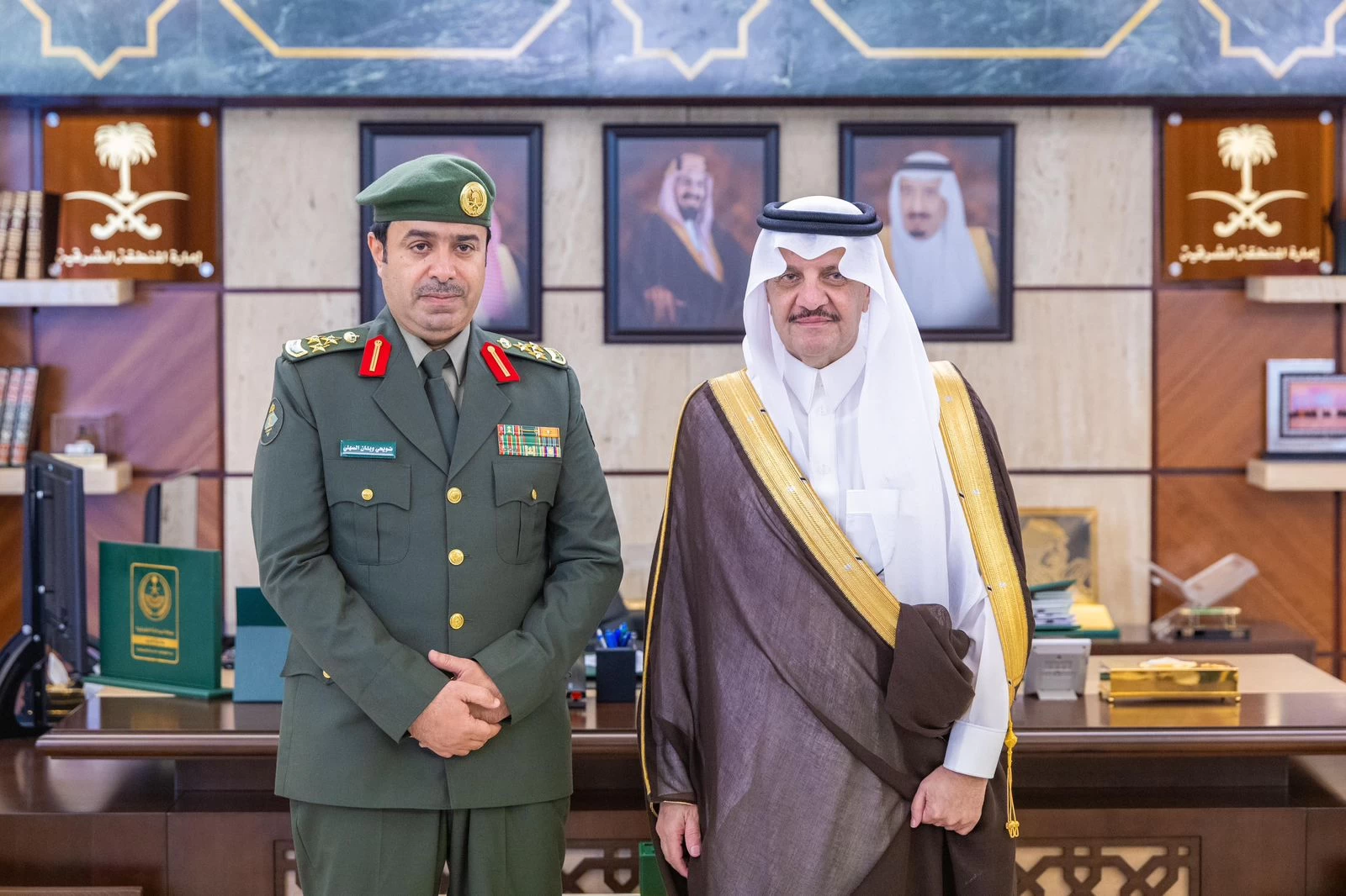 أمير الشرقية يقلد مدير جوازات جسر الملك فهد رتبته الجديدة "عميد"