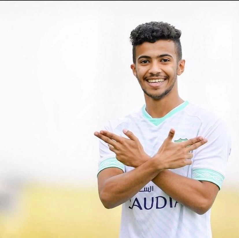 بصاص يدرس عروض أندية "روشن ويلو"