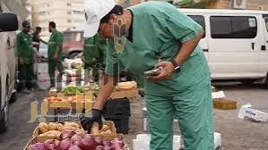 أمانة الرياض تغلق 124 منشأة مخالفة وتتلف 6 أطنان من المواد الغذائية غير الصالحة في حي منفوحة
