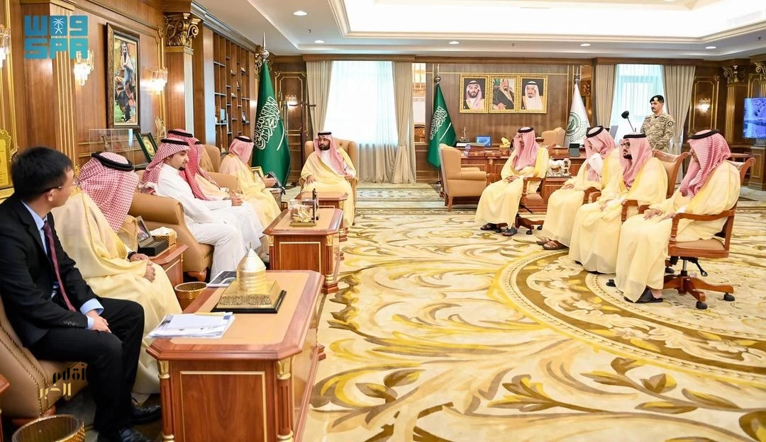 أمير منطقة جازان يلتقي أمين المنطقة ومدير عام فرع الموارد البشرية وعددًا من المستثمرين