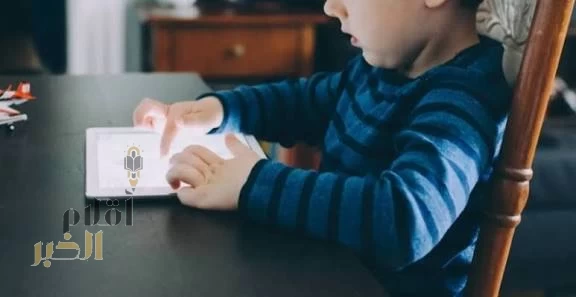 دراسة: قضاء الأطفال وقتًا طويلًا أمام شاشات الأجهزة الإلكترونية يقلص تحصيلهم الدراسي