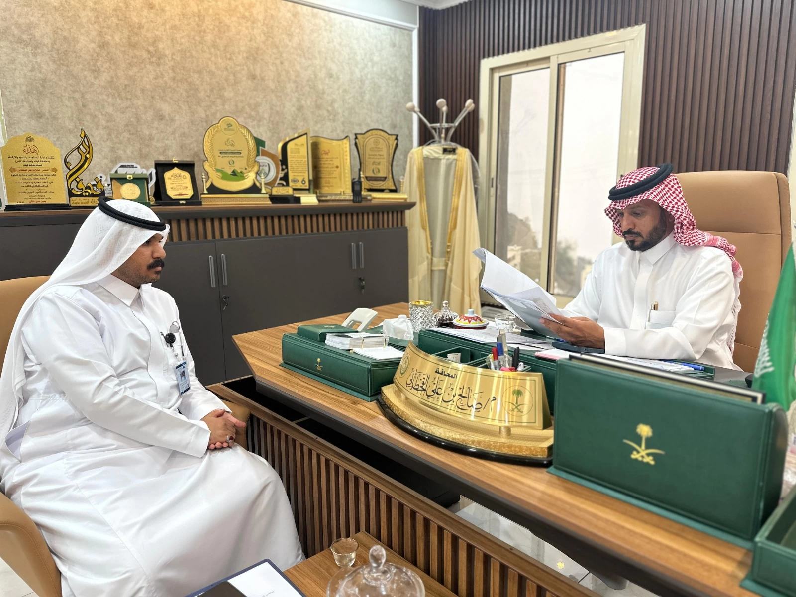 محافظ فيفاء يتسلم تقريراً عن المشاركة المجتمعية ببلدية المحافظة 