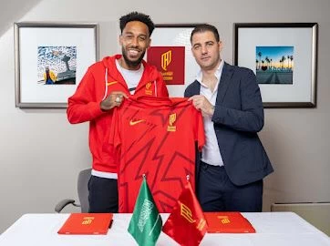 أوباميانج..قدساوي حتى 2026