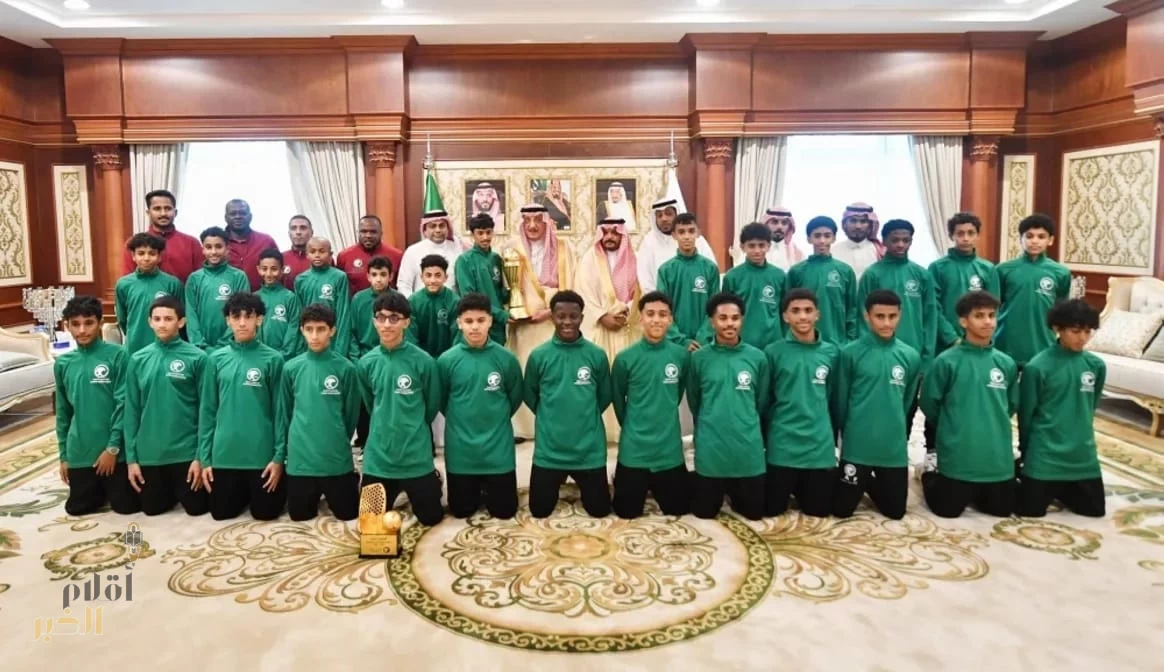 أمير جازان يستقبل منتخب المنطقة بعد تتويجه بـ "الإقليمية"