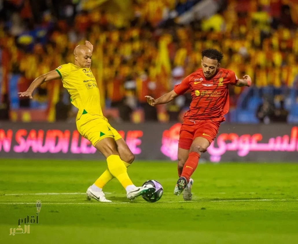 القادسية يواصل التألق بفوز درامي على الخليج