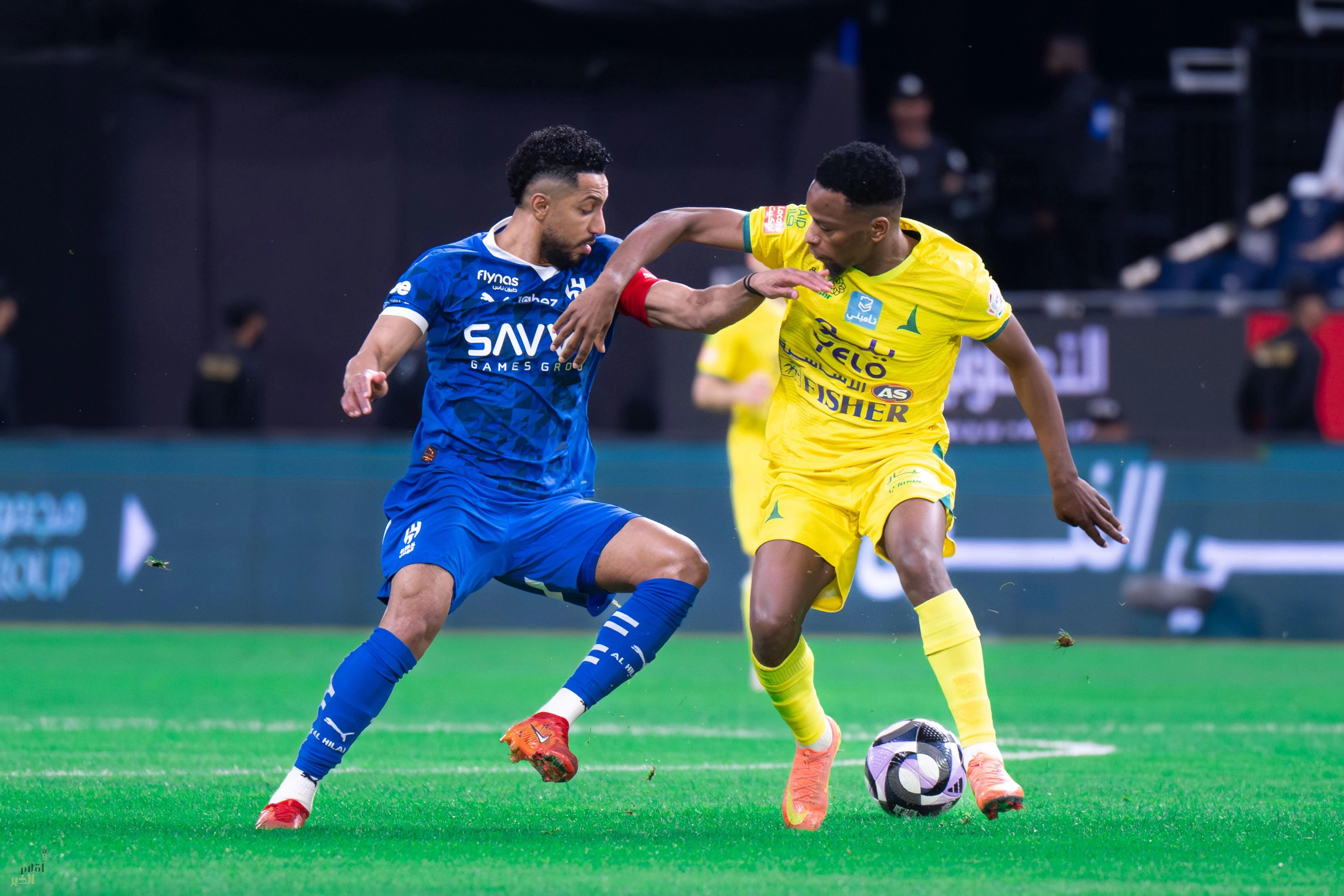 الهلال يضرب الخليج بثلاثية ويواصل مطاردة الصدارة