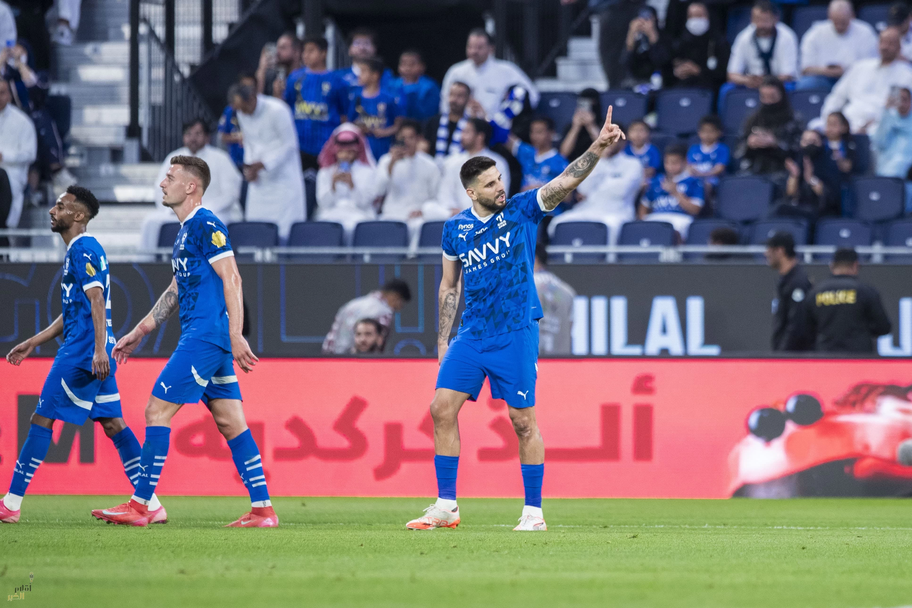 الزعيم يواصل المطاردة والعروبة يقترب من الخطر