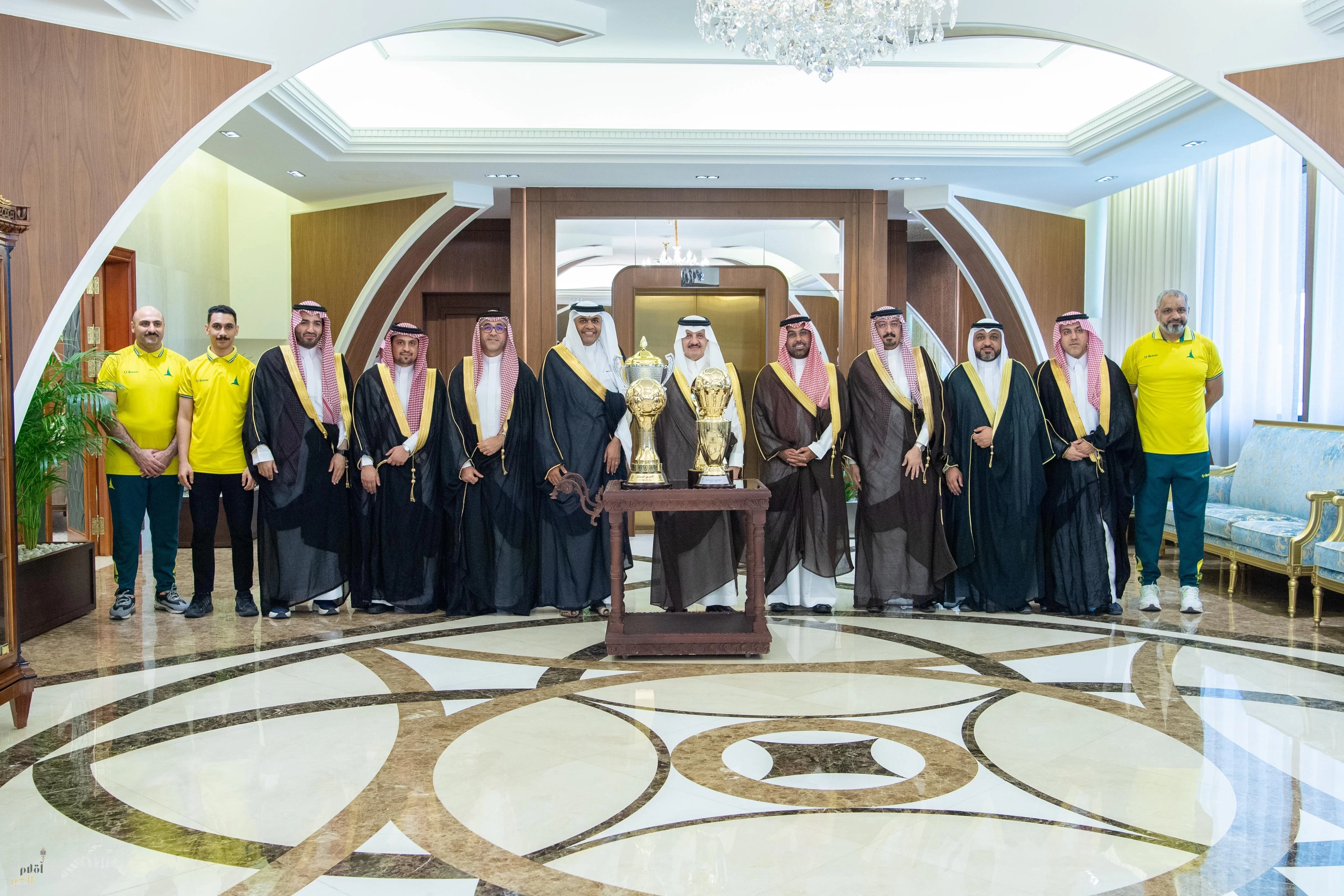 أمير الشرقية يستقبل إدارة نادي الخليج ويهنئهم ببطولات الموسم