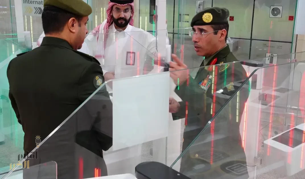 مدير عام الجوازات يتفقد سير العمل في صالات الجوازات في مطار الملك فهد الدولي