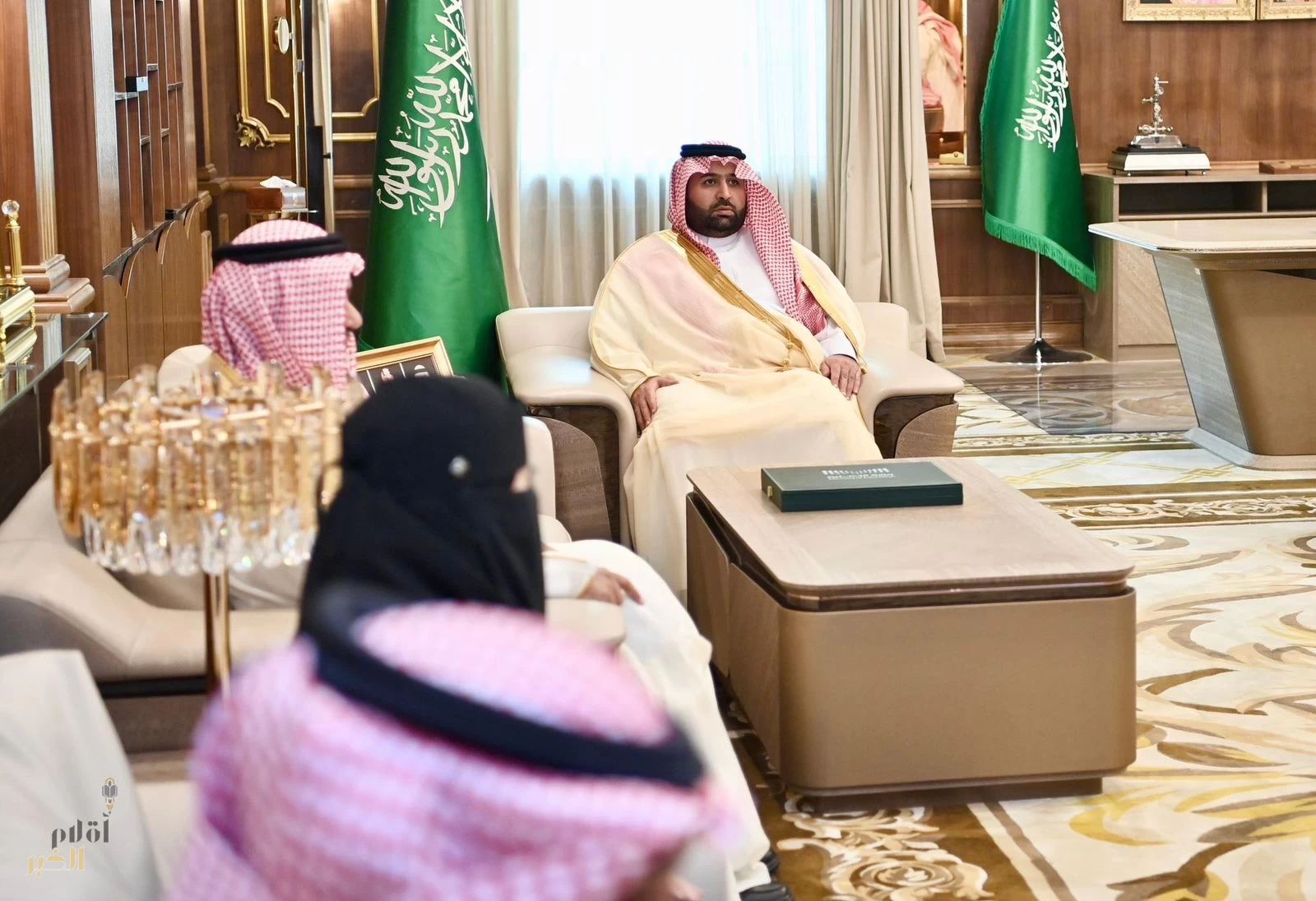 أمير منطقة جازان يتسلّم التقرير الشامل لأداء "تعليم جازان" وخططه المستقبلية