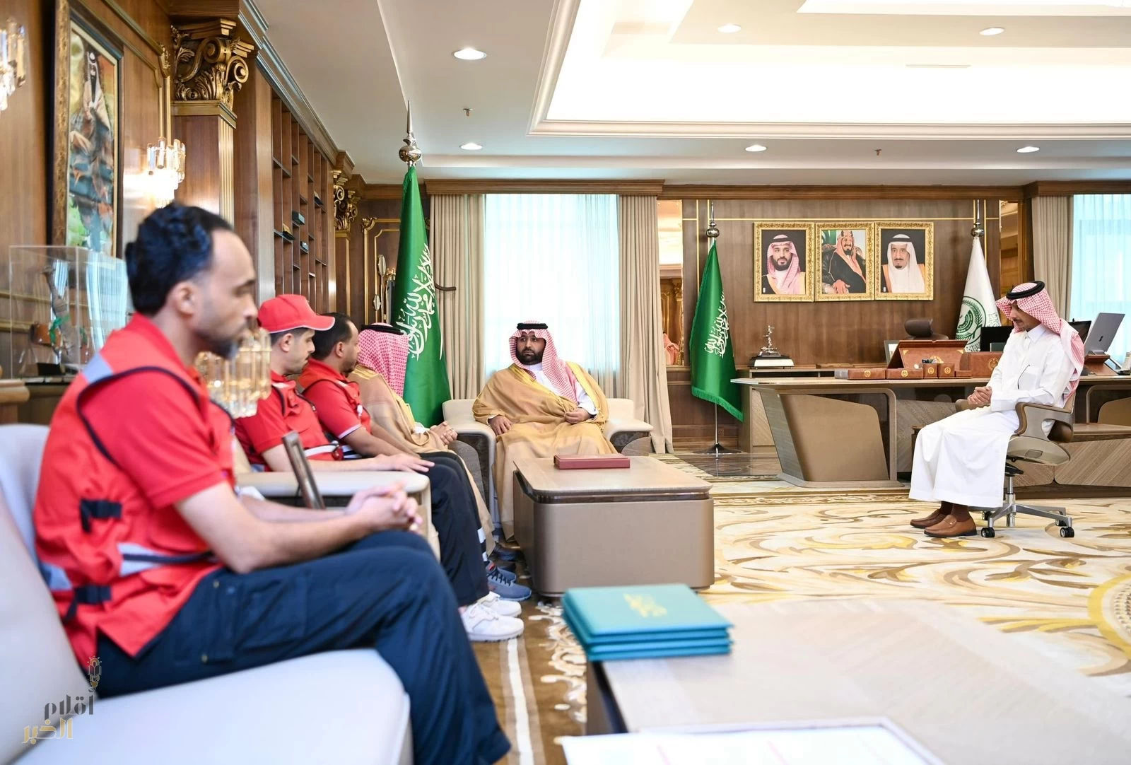 أمير منطقة جازان يتسلّم التقرير السنوي لفرع هيئة الهلال الأحمر السعودي بالمنطقة لعام 2024