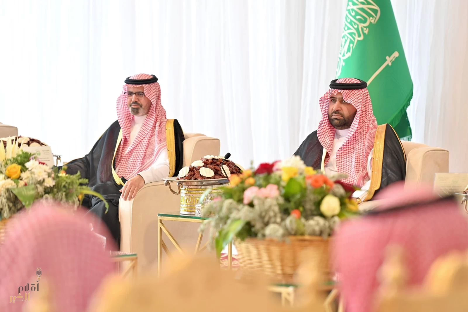 أمير جازان ونائبه يلتقيان مشايخ وأهالي محافظة هروب