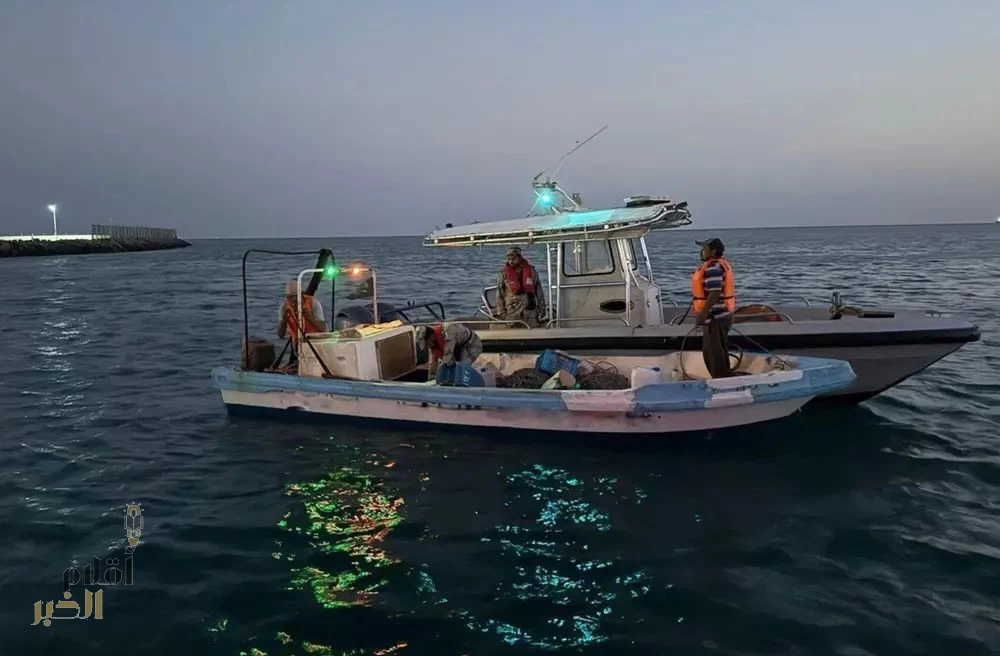 إنقاذ مصريين تعطلت واسطتهما البحرية في البحر الأحمر