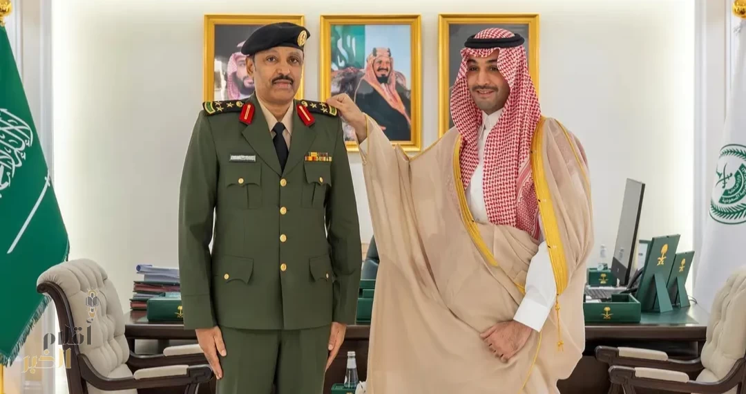 نائب أمير الجوف يُقلّد مدير السجون بالمنطقة رتبته الجديدة