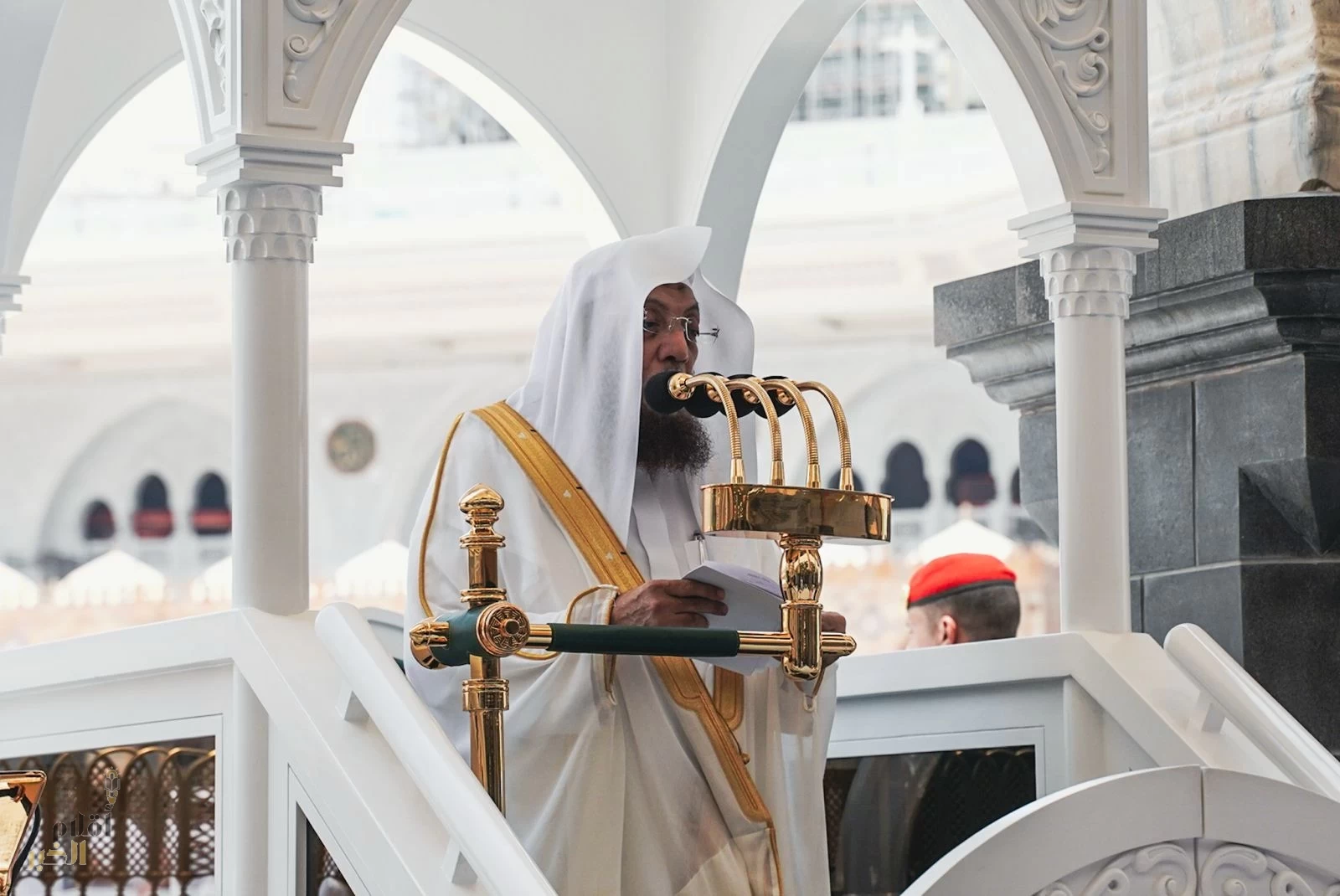 الشيخ الدكتور أسامة بن عبدالله خياط يؤم المصلين لصلاة الجمعة بالمسجد الحرام