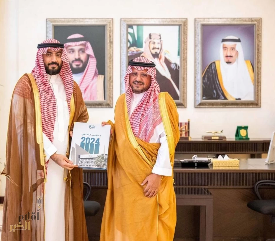 نائب أمير القصيم يتسلم التقرير السنوي لأعمال غرفة عنيزة