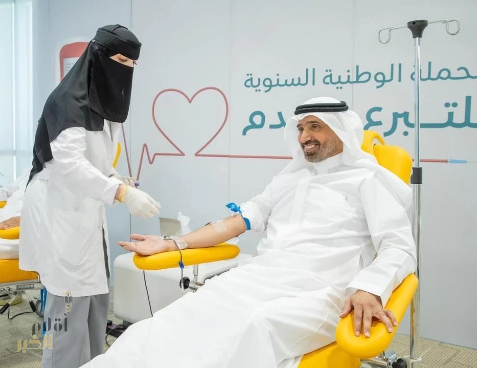 وزير "الموارد البشرية" يشارك في حملة سمو ولي العهد للتبرع بالدم