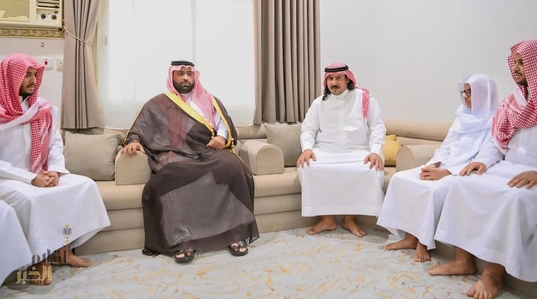 أمير منطقة جازان يعزي أسرة جابر الفيفي