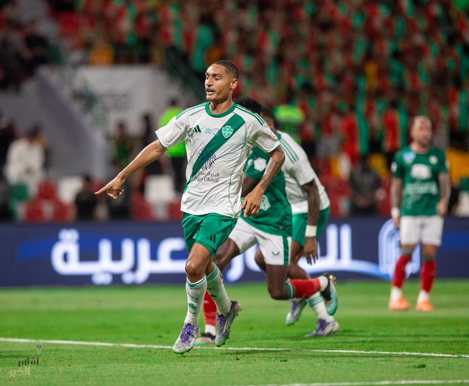 التعادل يحكم قمة الاتفاق والأهلي في ليلة الفرص الضائعة