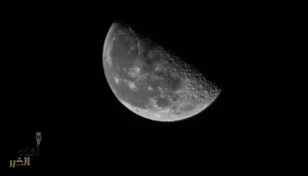 رصد التربيع الأخير لقمر ربيع الأول 1447 في سماء عرعر في مشهد بديع