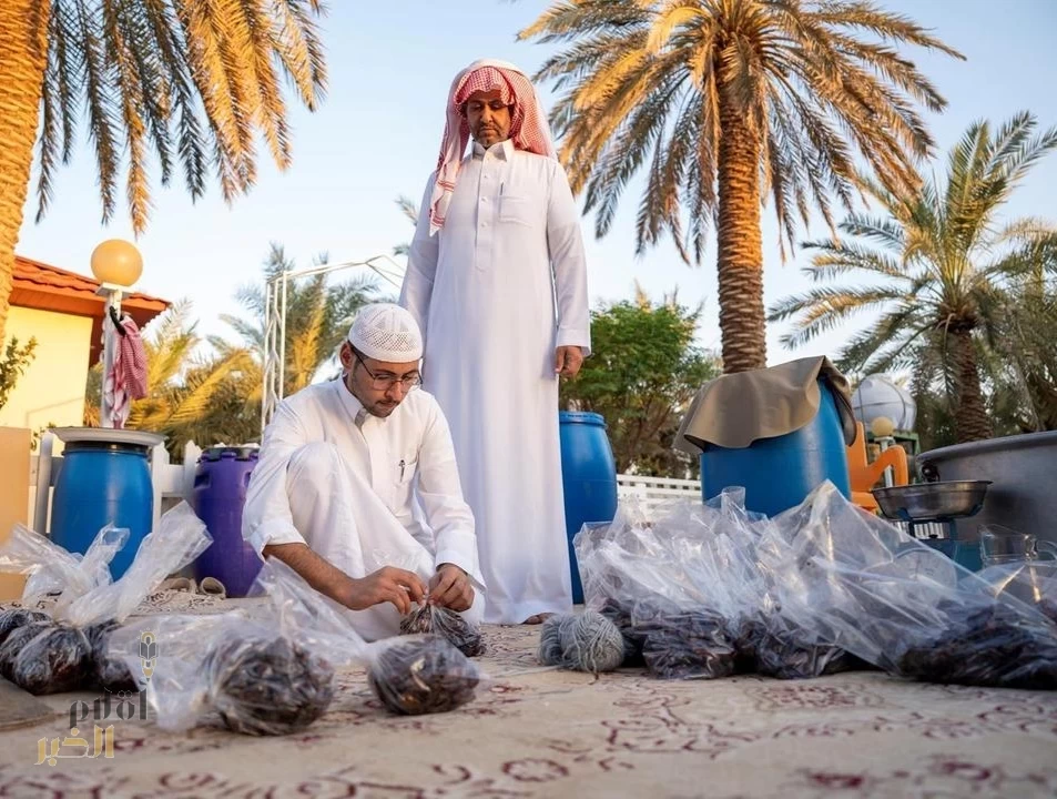 "حشو التمر".. تقليد متوارث بالجوف لحفظ التمور طوال العام