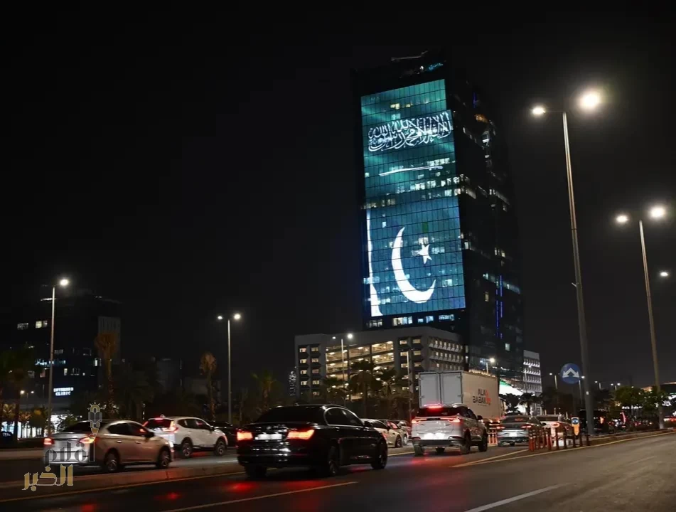 أبراج مدن المملكة تتوشح بعلمي المملكة وباكستان احتفاءً بتوقيع البلدين "اتفاقية الدفاع الإستراتيجي المشترك"
