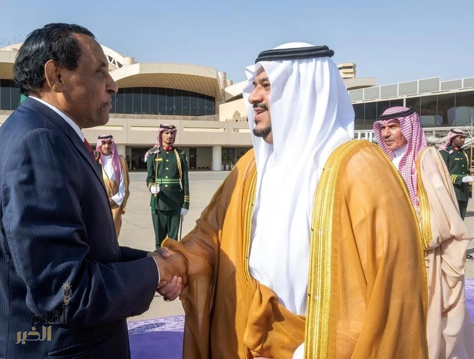رئيس مجلس وزراء جمهورية السودان يغادر الرياض وفي مقدمة مودعيه نائب أمير المنطقة