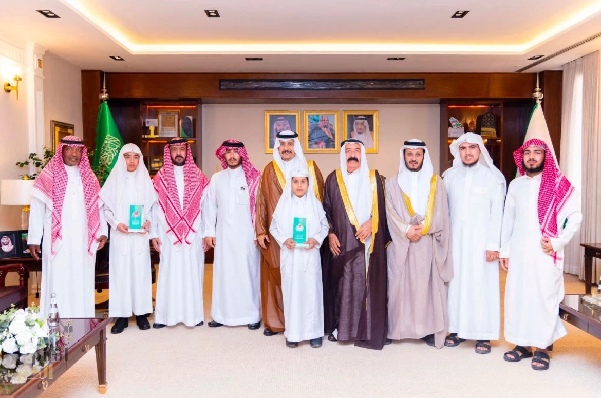 محافظ حفر الباطن يستقبل أصغر حافظ للقرآن الكريم