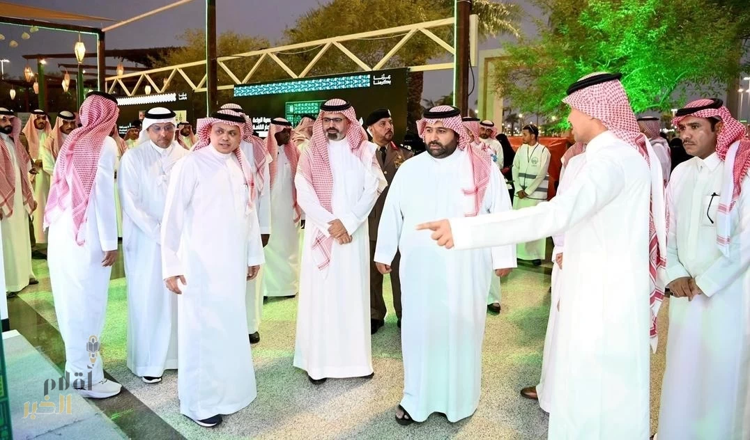 أمير جازان ونائبه يتفقدان معارض الجهات الحكومية والقطاع غير الربحي في احتفالات اليوم الوطني بالواجهة البحرية
