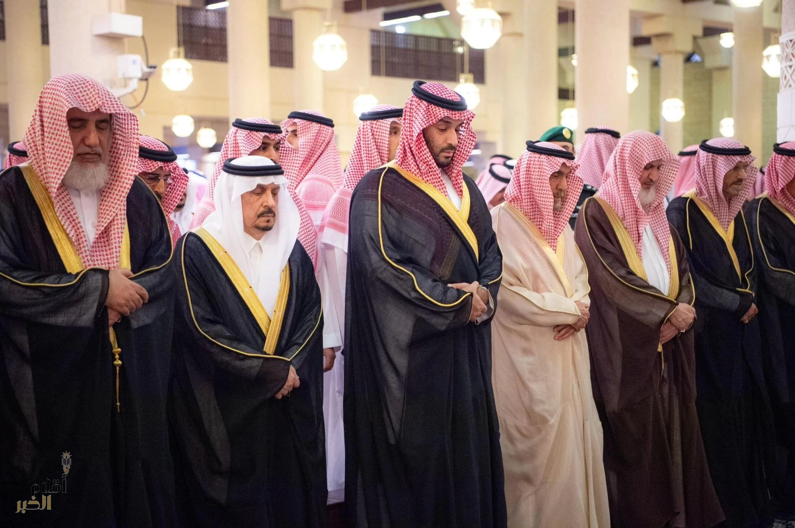 سمو ولي العهد يؤدي صلاة الميت على سماحة الشيخ عبدالعزيز بن عبدالله بن محمد آل الشيخ -رحمه الله-