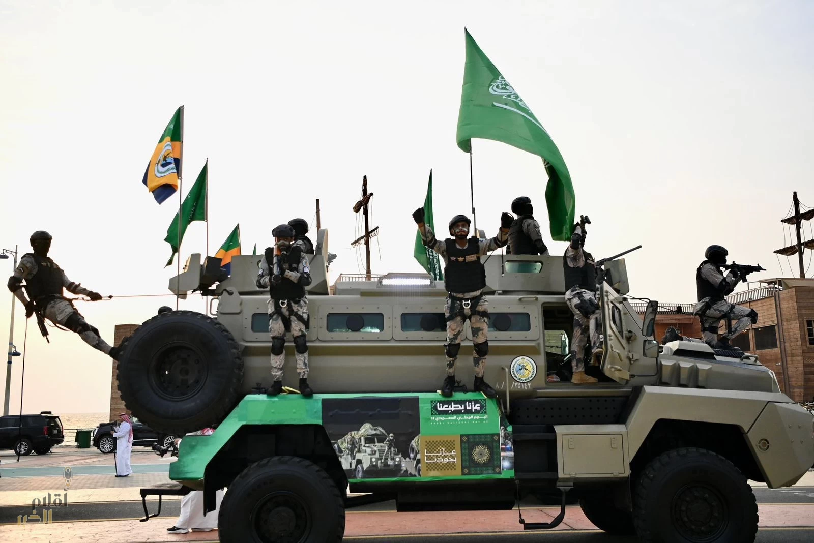 أمير جازان ونائبه يشهدان العروض الجوية والعسكرية المقامة احتفاءً بيوم الوطن الـ95