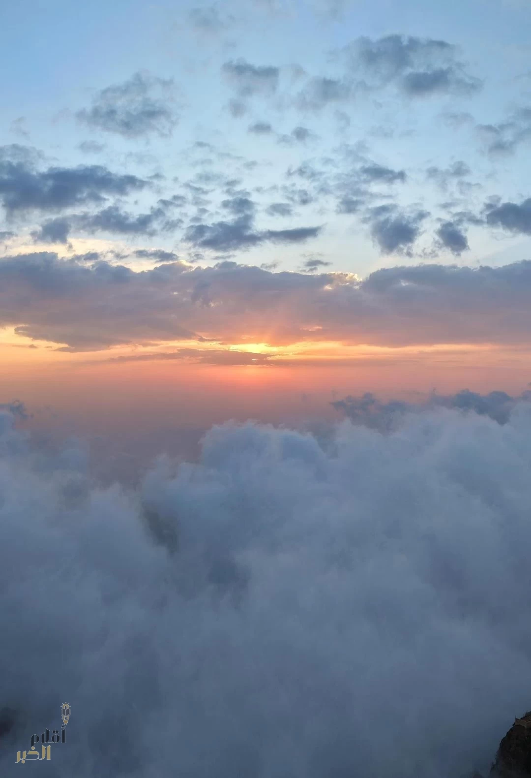 الضباب يحتضن قمم عسير في مشهد غروب بديع