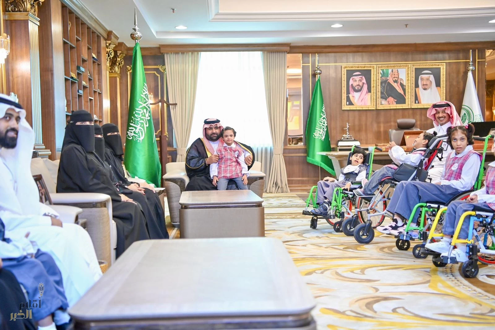 أمير جازان يستقبل مدير مركز جمعية الأطفال ذوي الإعاقة بالمنطقة