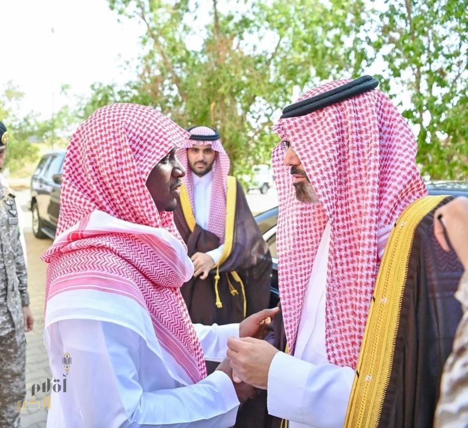 نائب أمير جازان يقدّم التعازي لأسرة المجرشي في وفاة والدهم