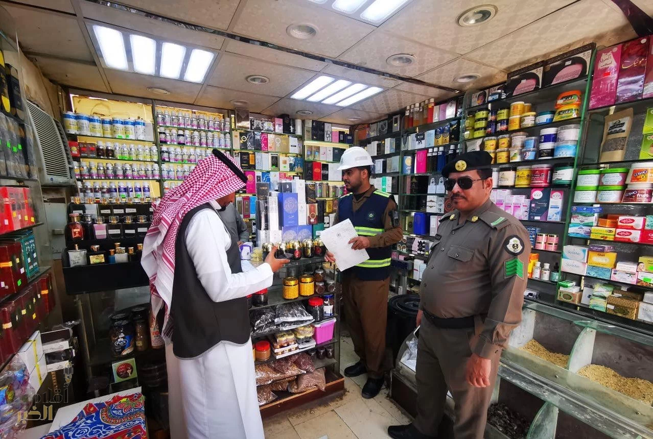 بلدية مركز حلي تنفذ جولات رقابية لضمان التزام المنشآت التجارية بالأنظمة