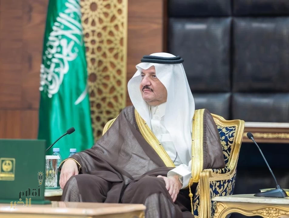 أمير الشرقية يستقبل منسوبي فرع وزارة الموارد البشرية بالمنطقة