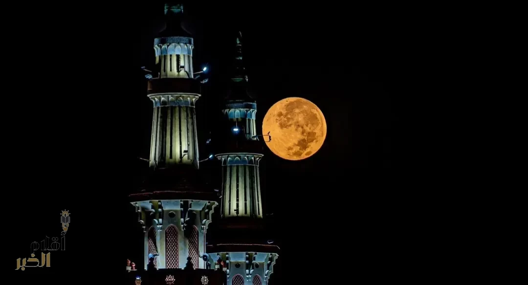 أول قمر عملاق في عام 2025 يزين سماء المملكة