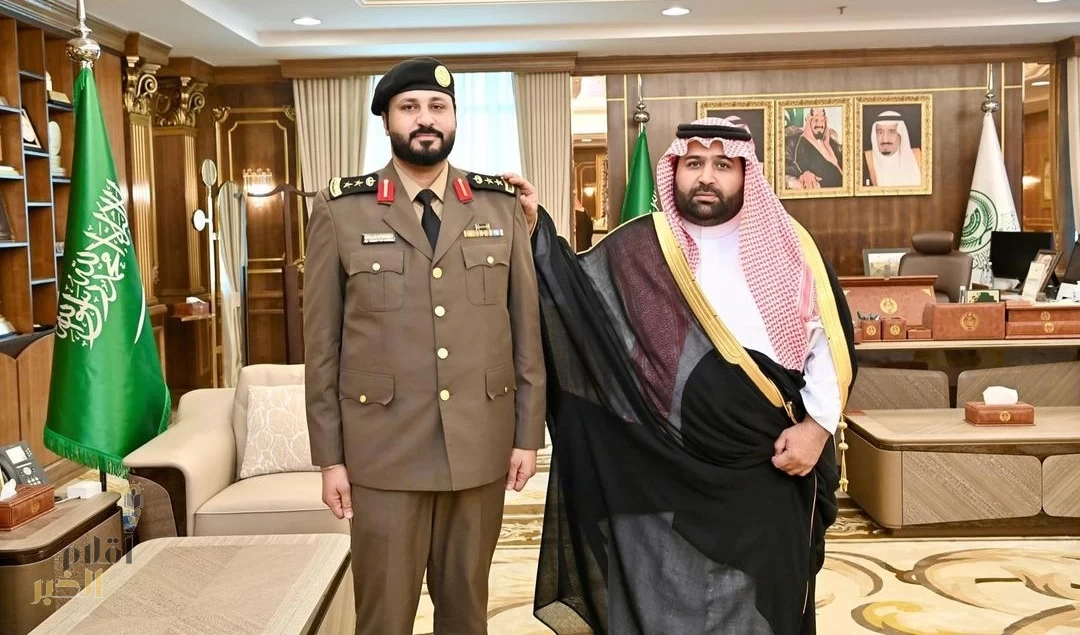 أمير منطقة جازان يقلّد مدير نادي وزارة الداخلية بالمنطقة رتبته الجديدة