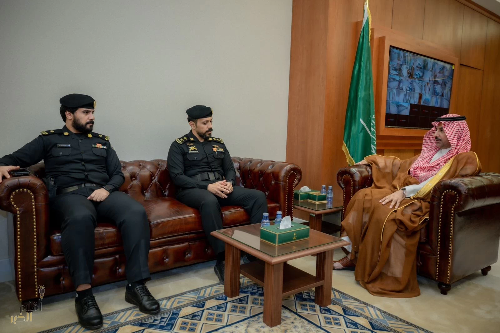 محافظ صبيا يكرم قائد دوريات الأمن ومساعده بمناسبة انتهاء فترة عملهما
