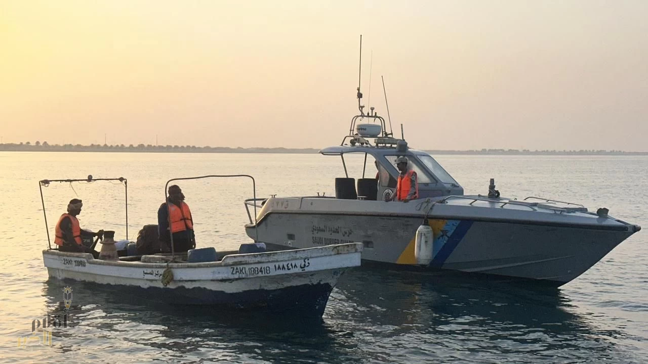 حرس الحدود بمنطقة مكة ينقذ مقيمين تعطلت واسطتهما البحرية في عرض البحر