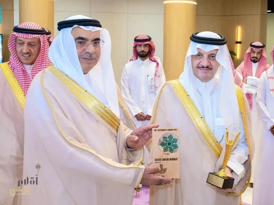 أمير المنطقة الشرقية يفتتح مركز الصورة التشغيلية (COP) بالخبر ويطّلع على مشاريع المدن الذكية والتحول الرقمي