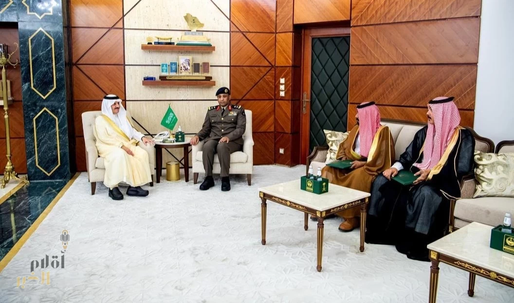 أمير المنطقة الشرقية يكرم مواطنين لإخمادهما حريقًا في محل تجاري بمحافظة الجبيل