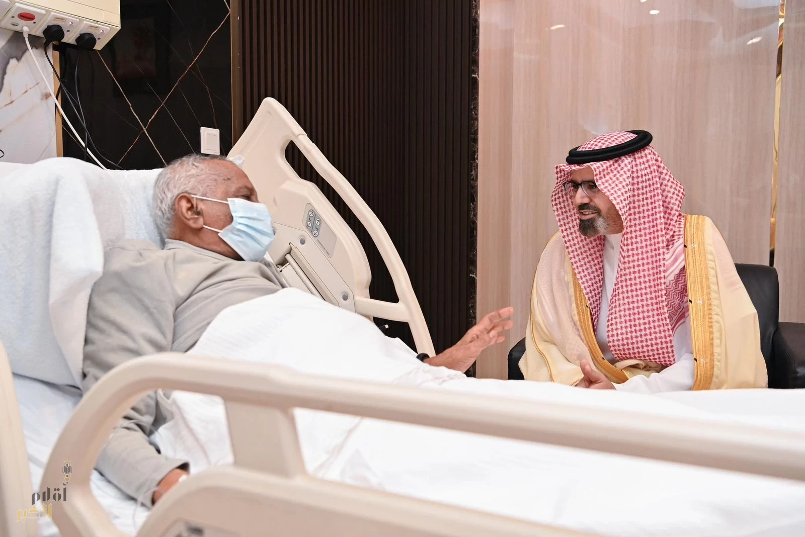 نائب أمير جازان يزور الأديب إبراهيم مفتاح للاطمئنان على صحته