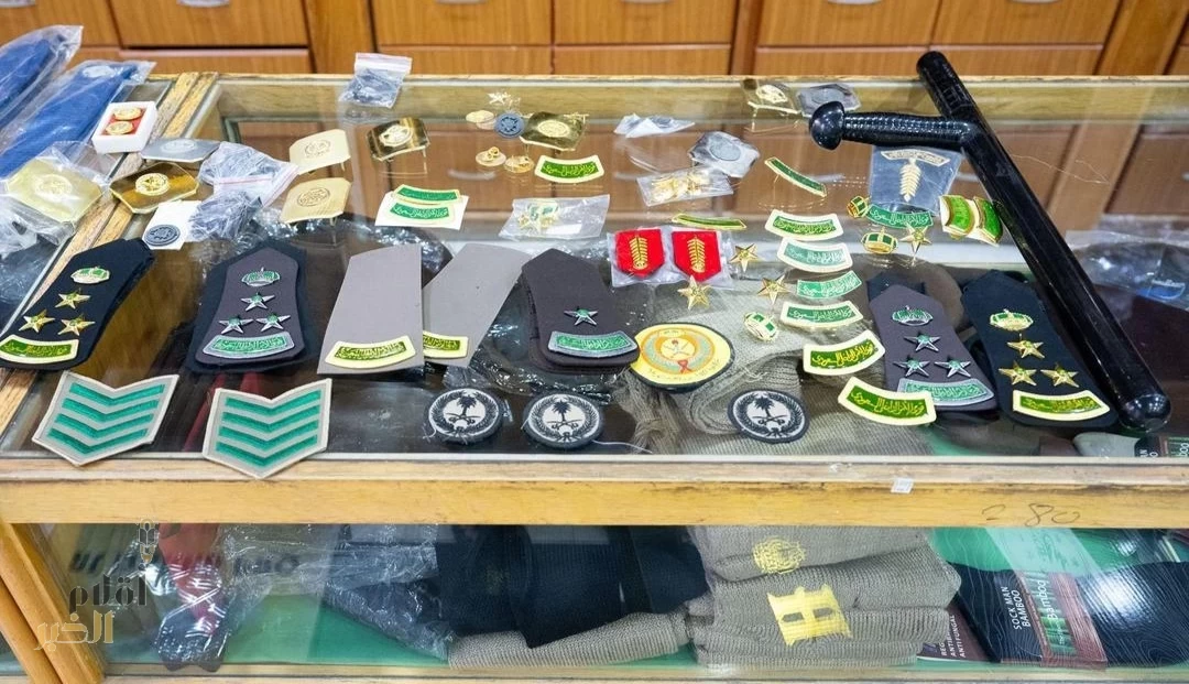 اللجنة الأمنية بإمارة الرياض تغلق محلًّا مخالفًا لنظام بيع وخياطة الملابس العسكرية وتصادر عددًا من الرتب والشعارات العسكرية
