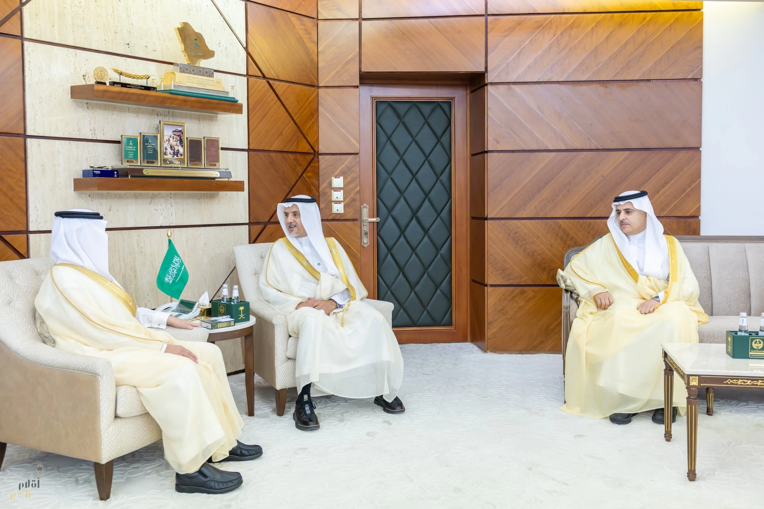 أمير المنطقة الشرقية يستقبل الرئيسين التنفيذيين لتجمعي الشرقية والأحساء الصحيين